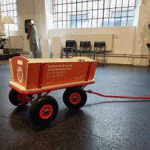 Neu beklebt & startklar: ein Bollerwagen erstrahlt in neuen Farben