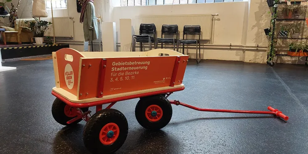 Neu beklebt & startklar: ein Bollerwagen erstrahlt in neuen Farben